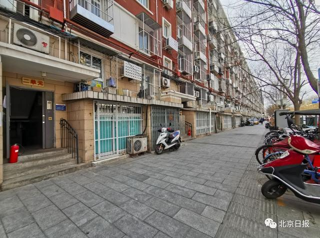  灵境胡同6号楼单元门大敞，进出缺乏管理。