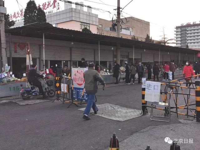  下午5点，益民菜市场测温点顾客还不少，但工作人员已经离开。