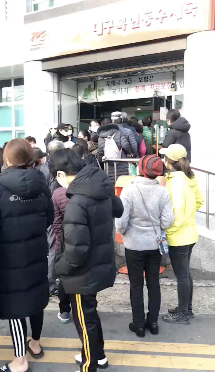 据了解，大邱市民目前可以在邮局排队购买口罩，每人限购5个口罩。视频截图