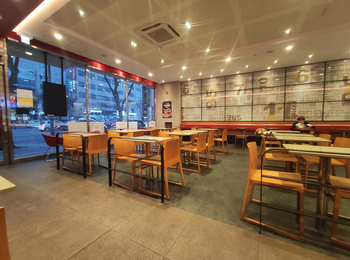 大邱当地的肯德基KFC快餐店仍然在营业，不过客人明显减少了。 曹先生 图