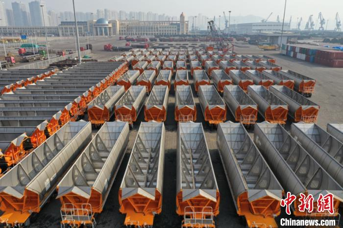 图为出口的煤炭漏斗车。宫岩摄