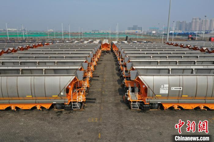     图为出口的煤炭漏斗车。宫岩摄