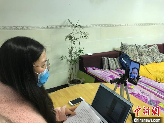 黄欢”在线“给孩子们上课 。　黄平 摄