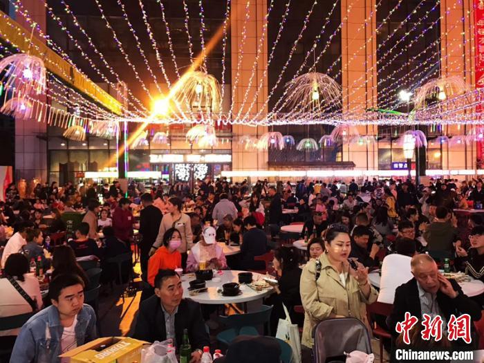     图为2019年乌鲁木齐“五一星光夜市”一景。（资料图）　蔡婷婷　摄