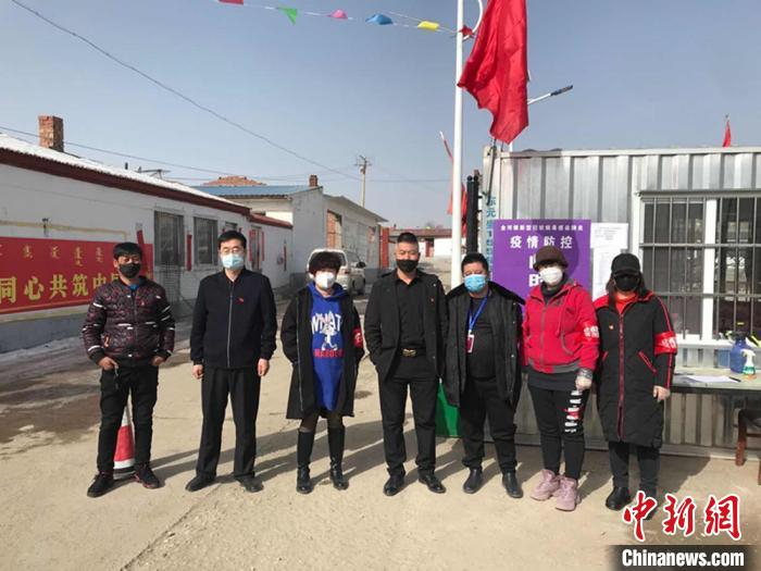 图为刘鲜荣(右二)和同事守在疫情卡点。受访者供图