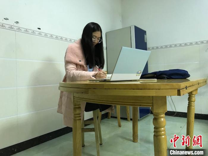 黄欢”在线“给孩子们上课 。　黄平 摄