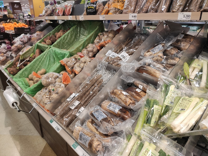 超市里的物资还很充足，没有出现抢购的现象。曹先生 图