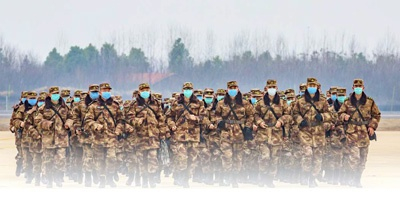 2月2日，军队支援湖北医疗队队员抵达武汉天河机场。 　　张武军摄（人民视觉）