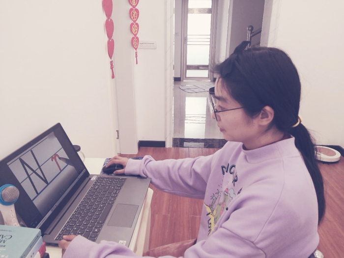 江宁在家作网上教学，受访者供图