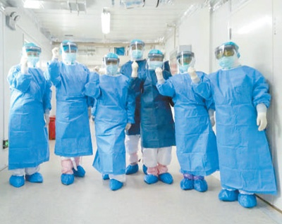 军队支援湖北医疗队队员在火神山医院。 　　张久聪提供