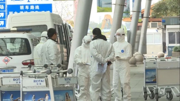 在温州龙湾机场，青田机场服务组工作人员等待接机 图片来源：青田发布