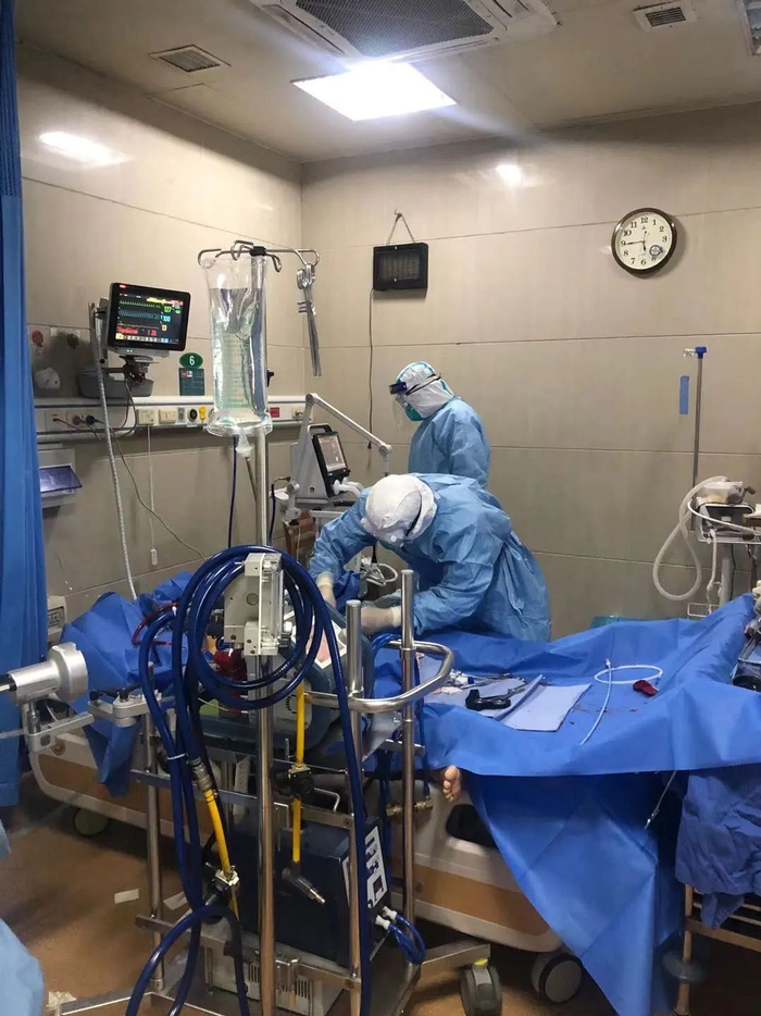 ▲夏剑正在救治患者。受访者供图