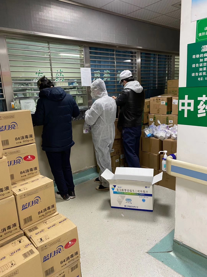 志愿者们在金银潭医院取药。受访者供图