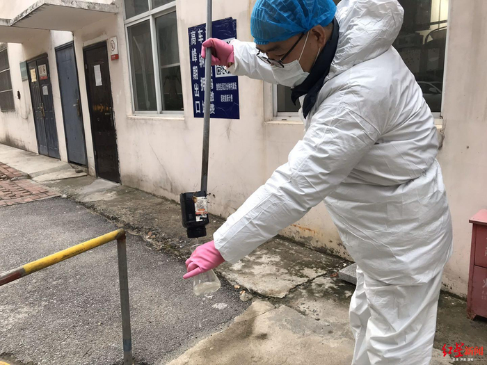 ▲工人在取水样