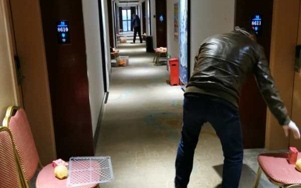 　　医护人员拍到的，每到饭点，宾馆的工作人员会给他们发饭。因为无接触发饭，很难知道这些默默付出的人是谁。受访者供图