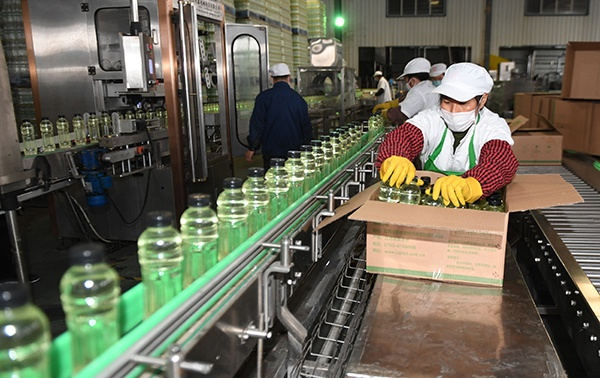  2月8日，新余市高新区金土地集团在加班加点生产消毒液。疫情发生后，该企业依托原有设备，在满足环保和安全的前提下，改装出一条消毒液生产线，为该市提供抗“疫”物资保障。 凌厚祥摄