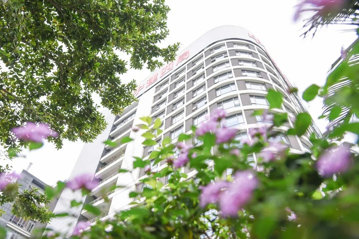 ▲中建四局办公楼外花开