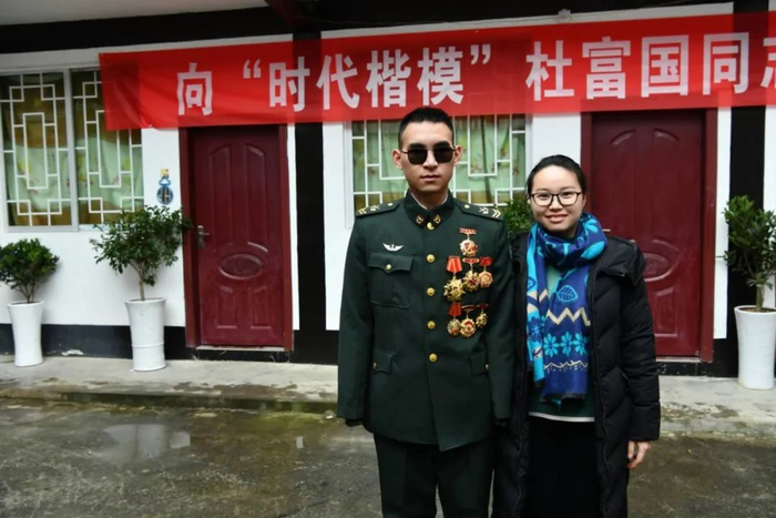 △今年春节杜富佳和哥哥杜富国的合影