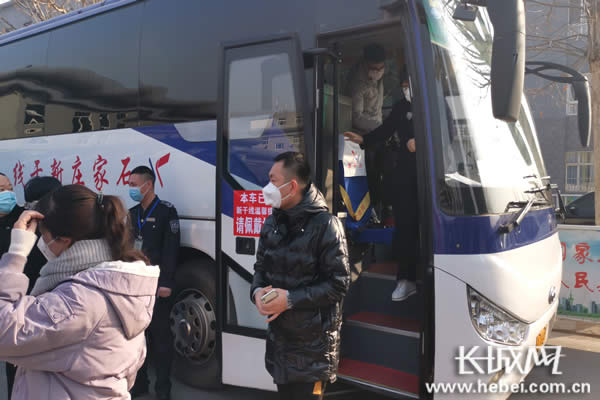 乘客有序下车。长城新媒体记者 郭洪杰 摄