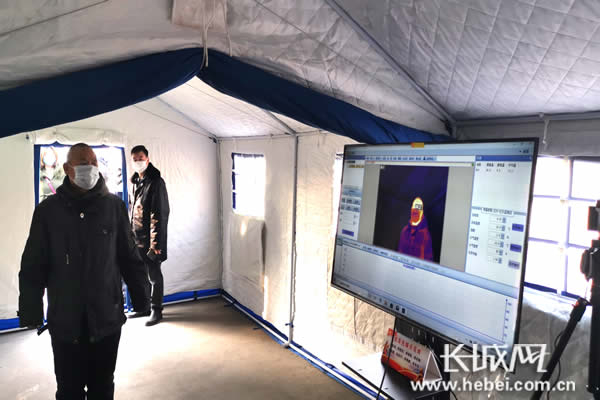 下车乘客接受红外线体温检测设备体温检测。长城新媒体记者 郭洪杰 摄