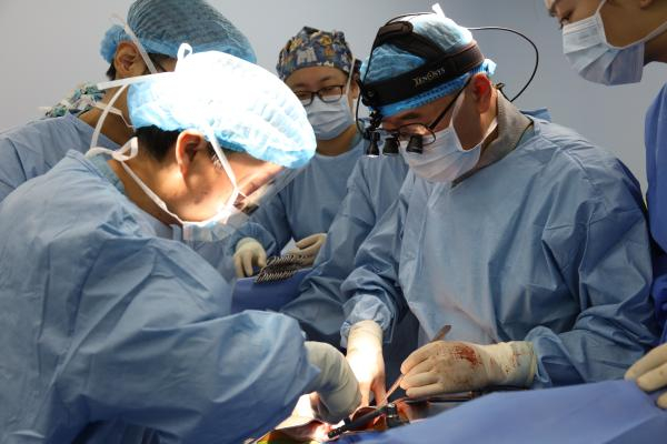 瑞金医院胰腺中心沈柏用教授（右二）正在为一名患者开展手术。（上海瑞金医院供图）