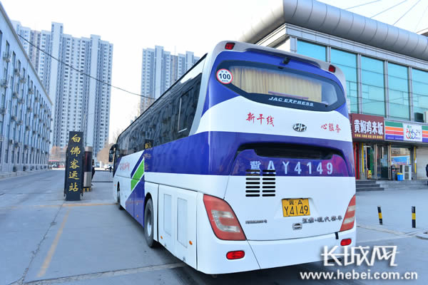 第一辆客运班车驶入白佛客运站。王建勋图