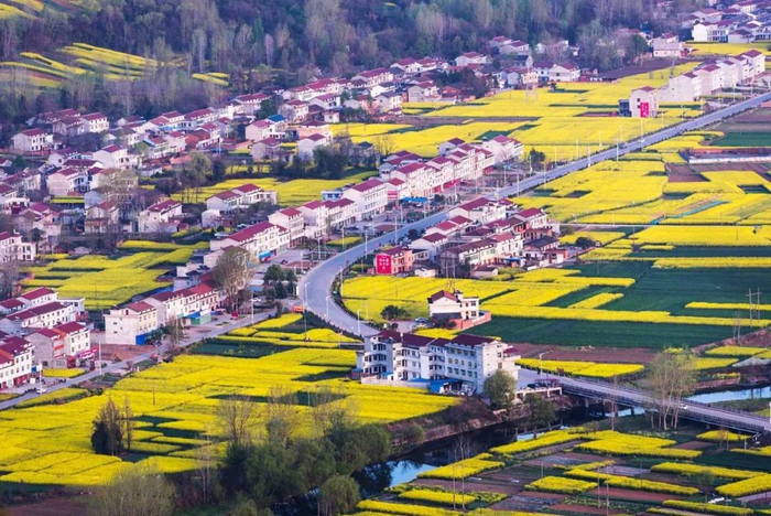 ▲俯瞰中核陕铀新公路