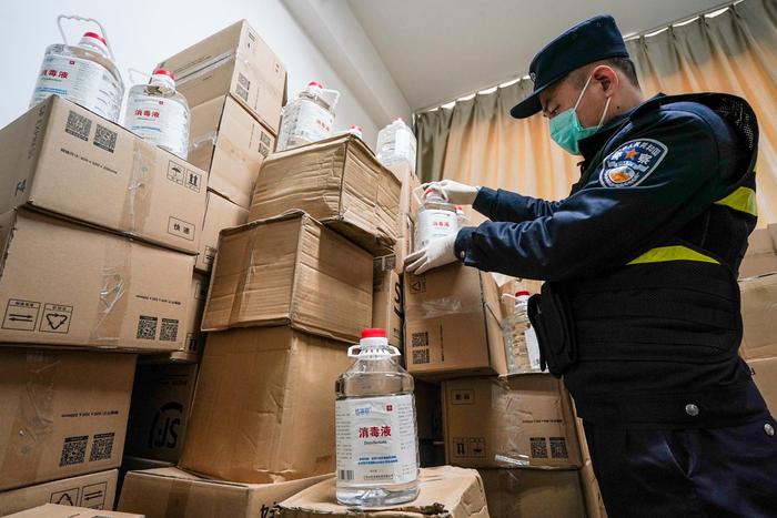 南京警方查处一违法存储2.5吨医用酒精快递点