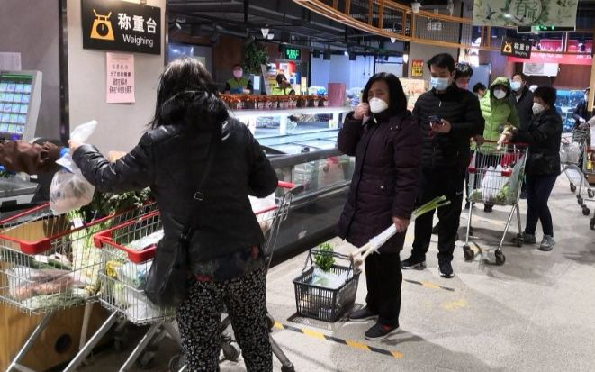 超市里，称重台等重点区域都划上了“一米线”。摄影/新京报记者 陈琳