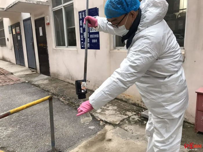 ▲工人在取水样