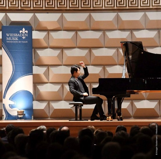郎朗在威斯巴登举行的莱茵河音乐节演出