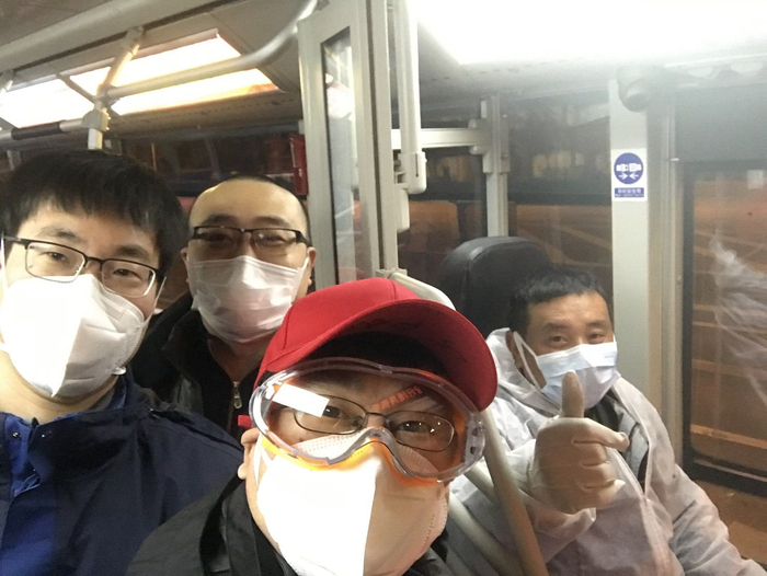 　　半夜司机接医生们的合影，左一是李文雅，左二医疗队黄耀国，左三医疗队卢春茂，左四司机师傅。受访者供图