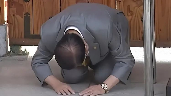 ▲李万熙下跪。发布会视频截图