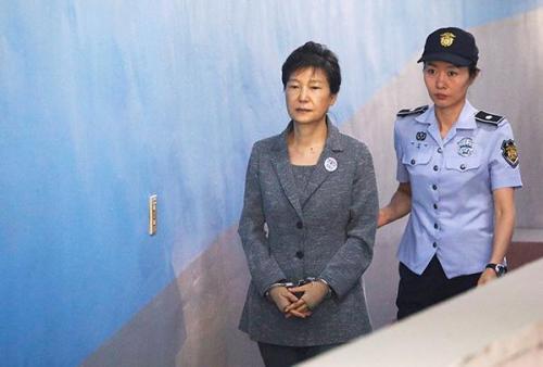 朴槿惠狱中发亲笔信呼吁保守势力团结 朝媒：关在狱中的魔女