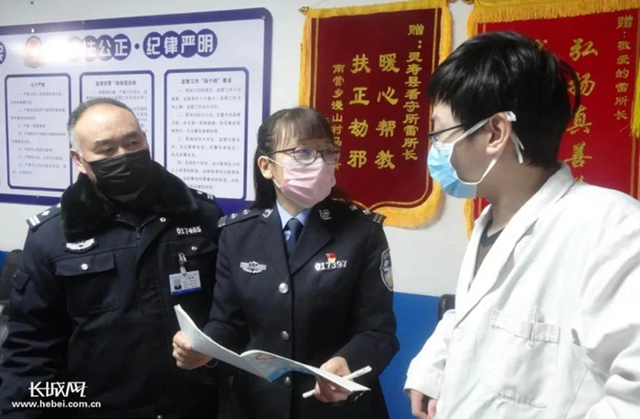 工作中的灵寿县看守所所长雷振弘  河北省公安厅供图