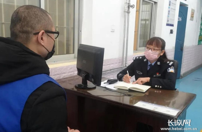 工作中的灵寿县看守所所长雷振弘  河北省公安厅供图