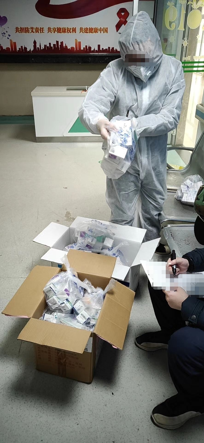 志愿者们在金银潭医院取药。受访者供图