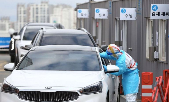 ▲免下车筛查站。推特截图