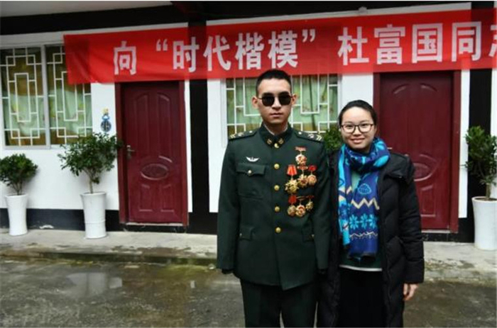 △今年春节杜富佳和哥哥杜富国的合影