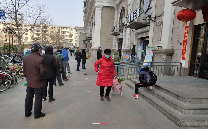 志广果蔬南小市口店限制客流，最多同时进20人，不少顾客在店外排队等候。摄影/新京报记者 陈琳