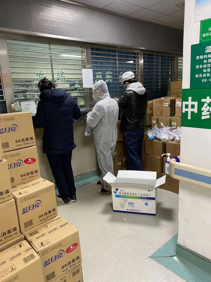 ▲志愿者们在金银潭医院取药。受访者供图