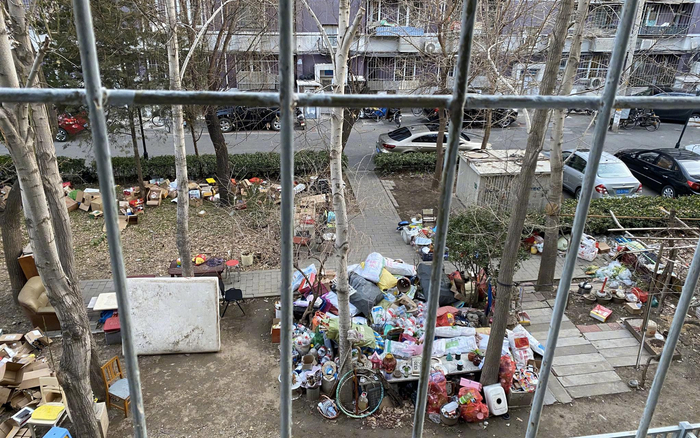 塔院迎春园公共花园内堆放了大量垃圾。网络图