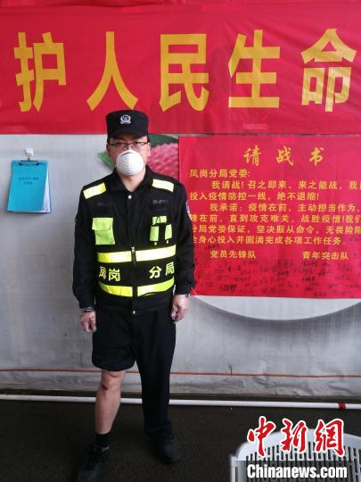 东莞市凤岗公安分局辅警余小波签下请战书 岳弓 摄