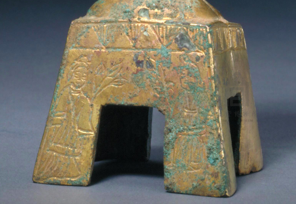 郭武牺造铜鎏金观音像底座（局部）