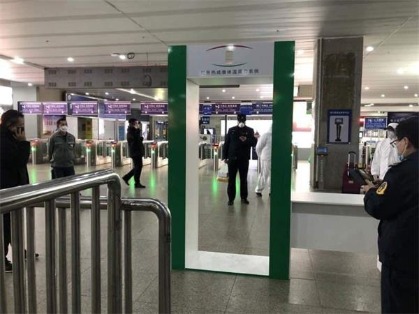 (图：体温筛查安检门应用于南京火车站)