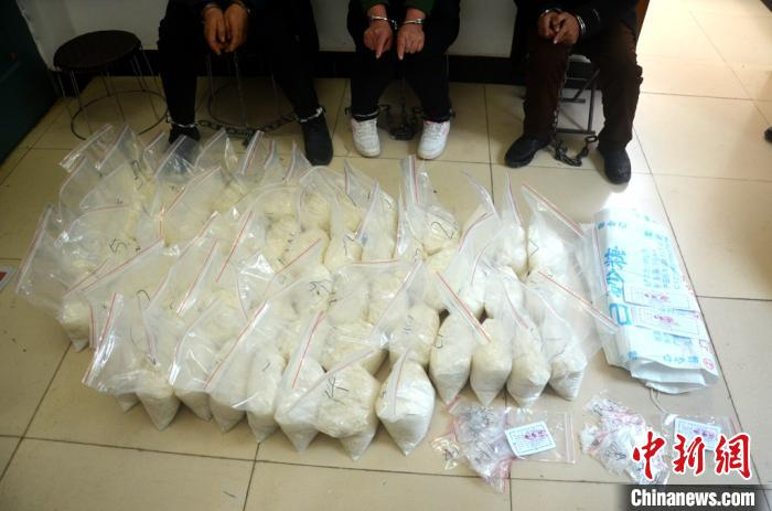 &nbsp;&nbsp;&nbsp;&nbsp;图为查获的毒品。　母赛昌　摄