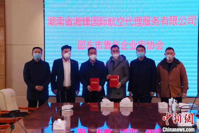     老挝侨领宋杰锋（左二）。受访者供图