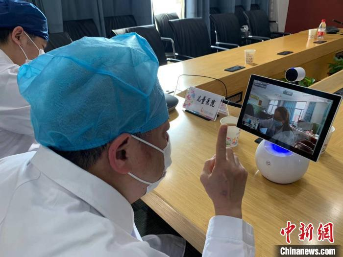 资料图：互联网医院的长三角远程联合门诊和病房视频探视功能辐射多地患者。　晏雪鸣 摄