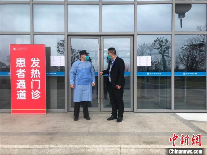 浙大一院保安坚守发热门诊。池金涛供图