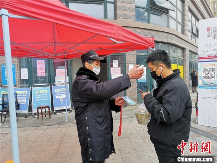 福鼎家园门口保安为进出人员测温。　张煜欢 摄